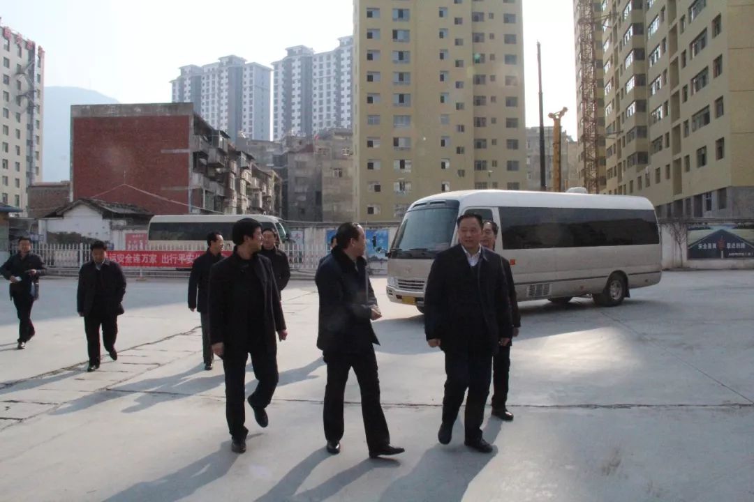 隴南市委常委、常務(wù)副市長(zhǎng)張慶宏、副市長(zhǎng)徐世林、市人大副主任陳榮等一行深入隴運(yùn)集團(tuán)公司武都汽車站開(kāi)展春節(jié)前走訪慰問(wèn)活動(dòng)
