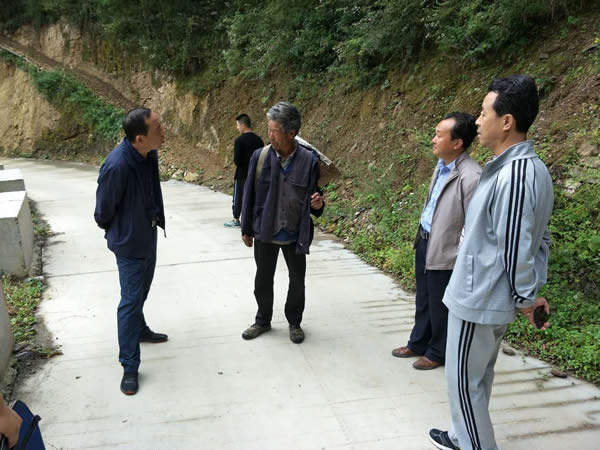 隴運(yùn)集團(tuán)公司黨委書記、董事長(zhǎng)李寅祥同志深入琵琶鎮(zhèn)寧強(qiáng)村開展幫扶工作