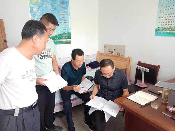 隴運(yùn)集團(tuán)公司黨委書記、董事長李寅祥深入琵琶鎮(zhèn)寧強(qiáng)村檢查指導(dǎo)幫扶工作