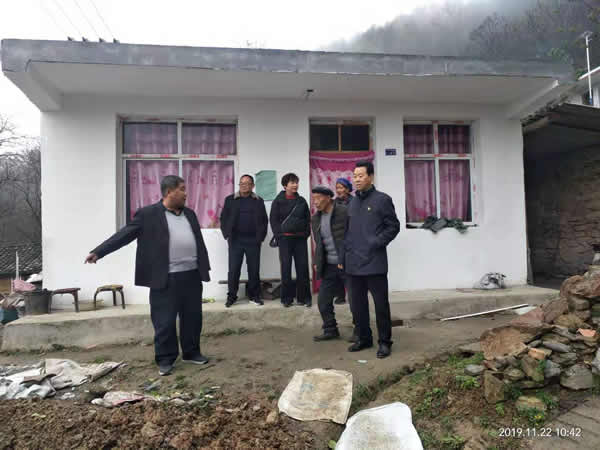 隴運(yùn)集團(tuán)公司開(kāi)展“解難題、辦實(shí)事、送溫暖”主題黨日活動(dòng)